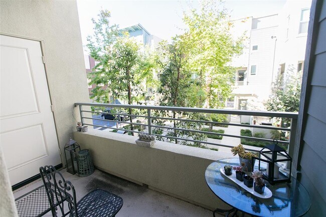 Building Photo - Urban living in this Gorgeous 3 bedroom 3....