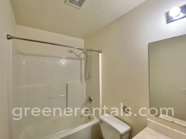 Building Photo - 3BR 2BA Townhouse Located off Steilacoom Rd