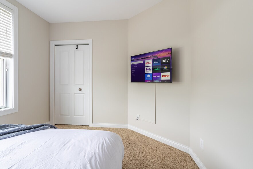 3rd Room (Queen) - 1221 Broad St