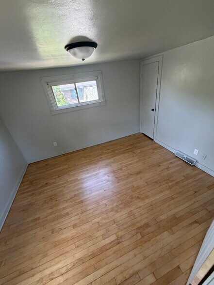Building Photo - 2213 S 74th St