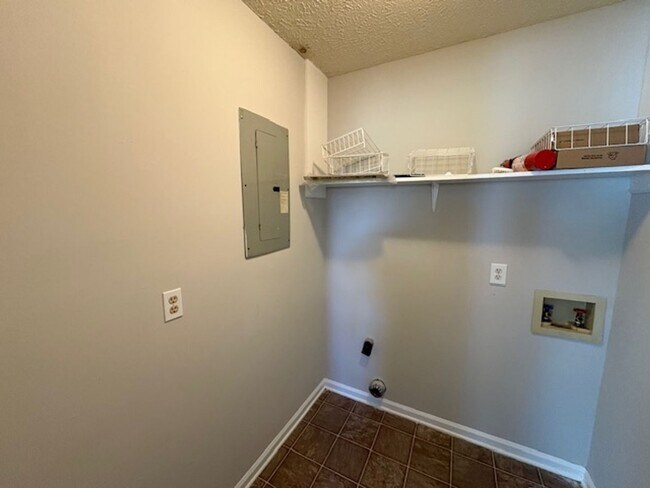 Building Photo - 3909 Almon Dr