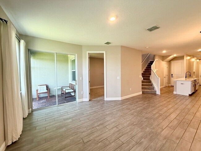 Building Photo - 5282 Neil Dr