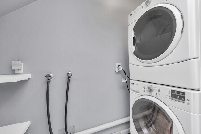 Building Photo - 3934 Roseland St