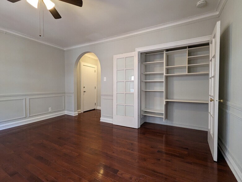 Building Photo - 546 W Surf St