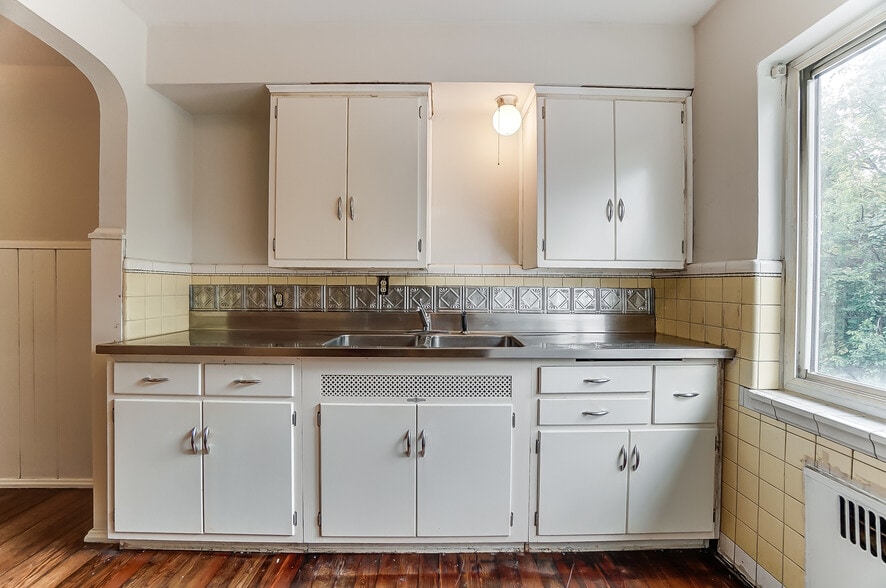 Original mid century tile - 1711 Portman Ave
