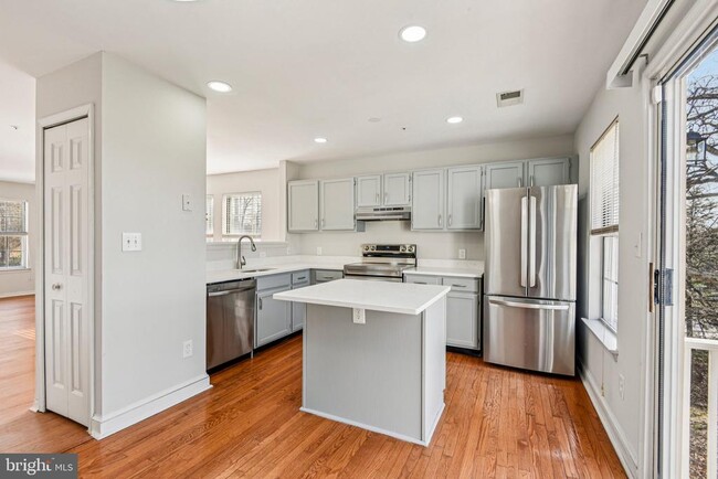 Building Photo - 1440 Nutwood Ct