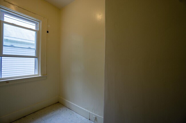 Building Photo - 8/1/26 Spacious First Floor Apartment Clos...