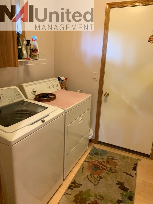 Building Photo - House for Rent 3 BR, 2 bath house, main floor laundry, 2 fireplaces, attached garage, Dakota Dunes