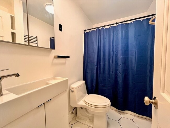 Building Photo - 421 Jolee St