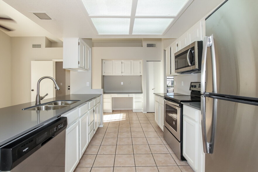 Building Photo - 5215 W Diana Ave