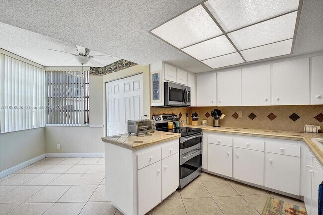 Building Photo - 1900 Sabal Palm Dr