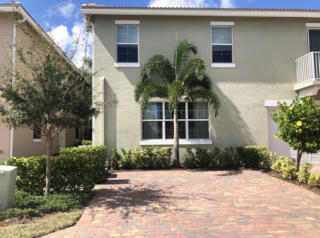 Building Photo - 1072 Community Dr