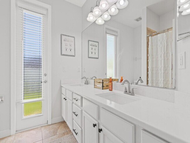 Building Photo - 6420 Parklane Ct