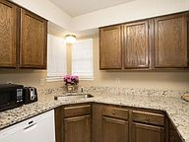 Building Photo - NO PETS ALLOWED: Wonderful 2 bedroom, 2 ba...