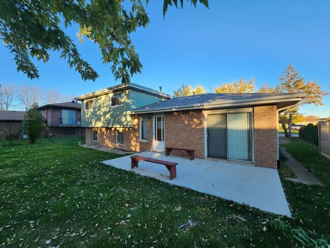 Building Photo - 16710 Kenwood Ave