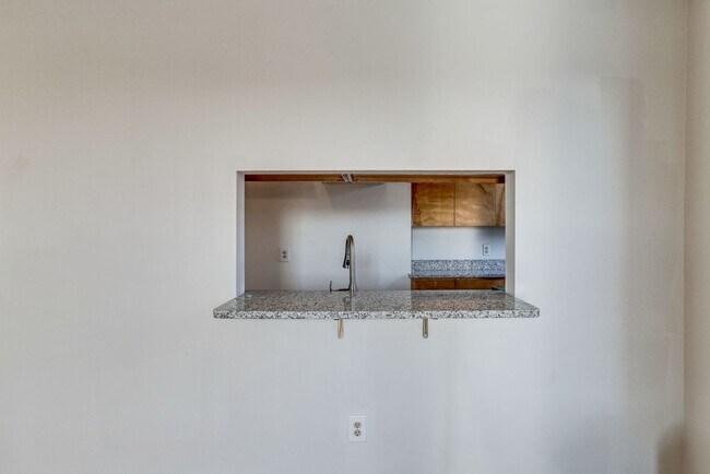 Building Photo - Top Tier Two-Level Abode-- Storage and Parking Included!