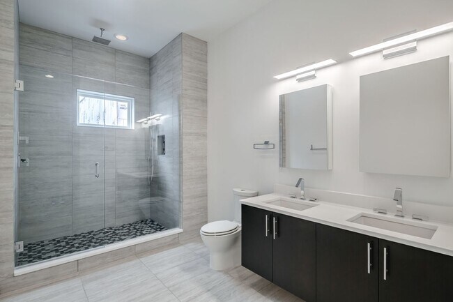 Building Photo - Northern Liberties Townhome with Parking