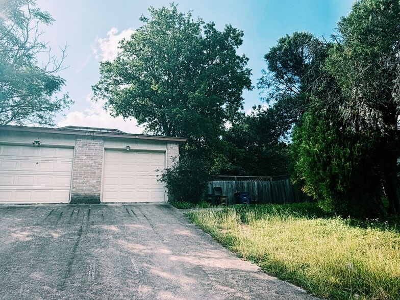 Building Photo - 9906 Hundred Oaks Cir