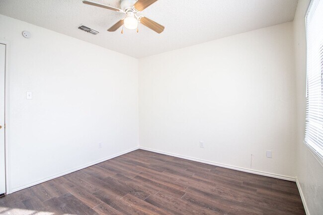 Building Photo - Charming 3 Bedroom 2 bathroom house WITH SOLAR