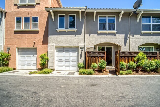 Building Photo - 4-Bedroom Townhome in San Jose!