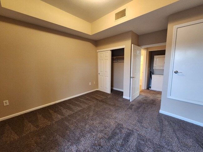 Building Photo - Great Park Ave Condo Unit!