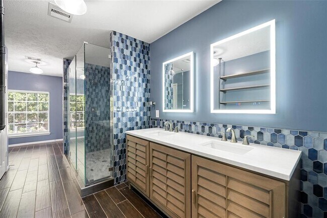 Building Photo - 2645 Lakeway Dr