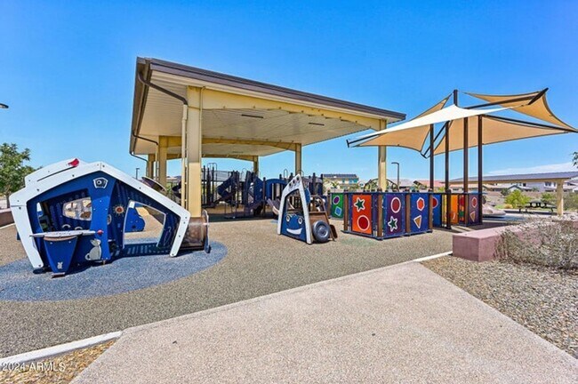 Building Photo - Charming 5-bed, 4.5-bath, 3 Car home with ...