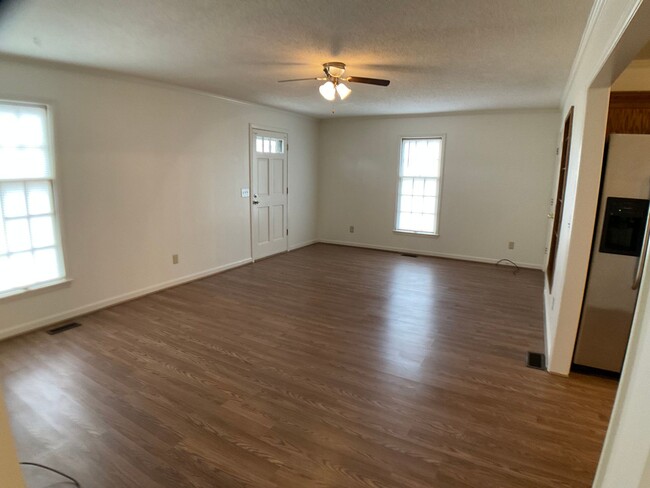 Building Photo - Spacious 2 bed, 1 bath top floor of Duplex