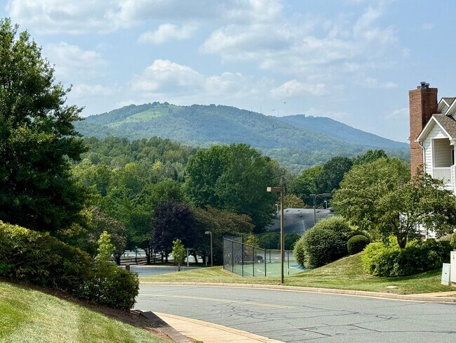 Building Photo - 810 Beverley Dr