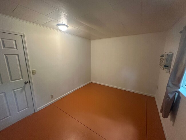 Building Photo - 2 BR w/ Bonus Room/Office