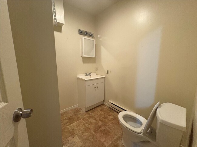 Building Photo - 2 1/2 Cliff St