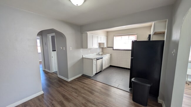 Building Photo - 5825 Sunshine Dr