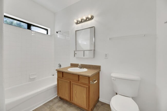 Building Photo - 2 bed/2 bath condo in a gated community