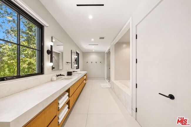 Building Photo - 9206 Monte Mar Dr