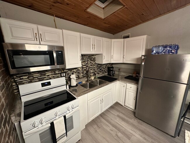 Building Photo - 1734 E Carson St