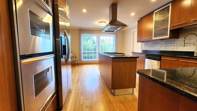 Building Photo - 1206 Lynn Terrace