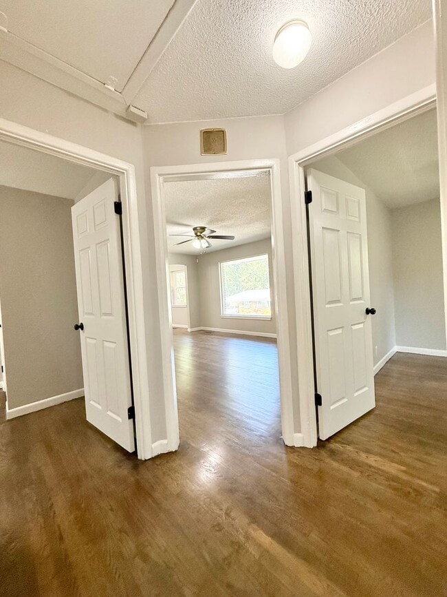 Building Photo - 25 Woodcliff Cir