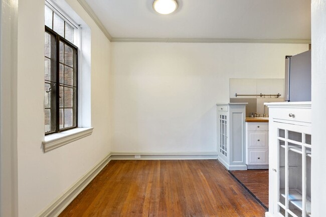 Building Photo - Charming Trolley Square Unit- Showing Frid...