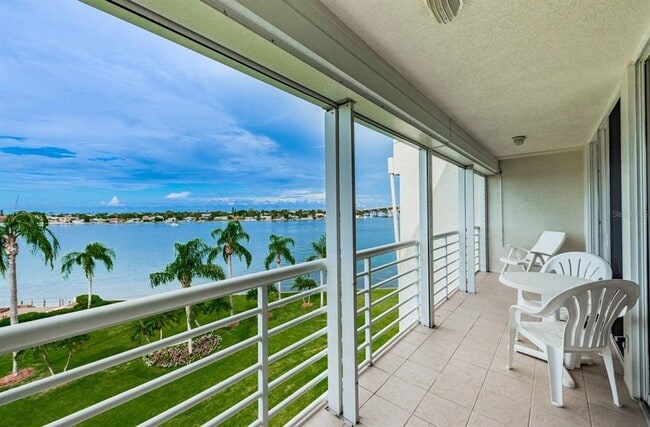 Building Photo - 6001 Bahia Del Mar Cir N