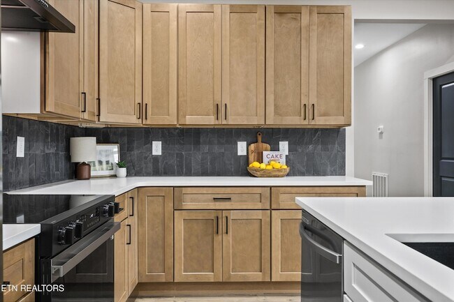 Building Photo - 8306 Lobelia Ln