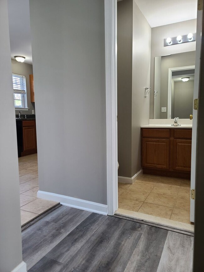 Building Photo - 3 bedroom,  2 1/2 bath town home in Waynesboro PA END UNIT