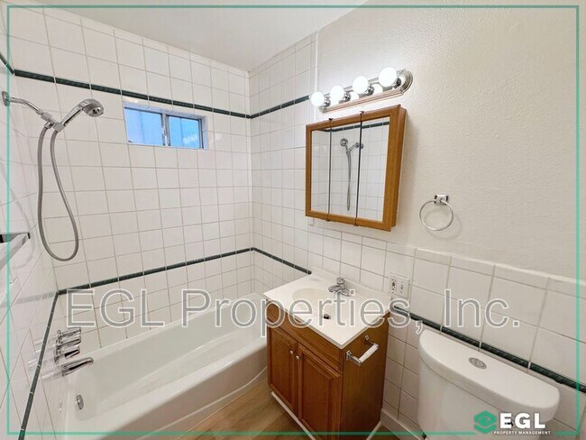 Building Photo - 656 W 91st St