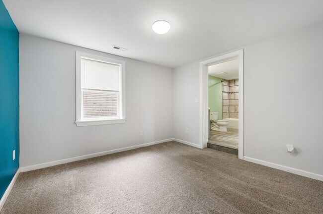 Building Photo - 608 Lakeshore Dr