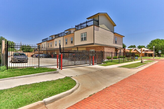 Building Photo - 3 Bed 3 Bath with rooftop Deck!
