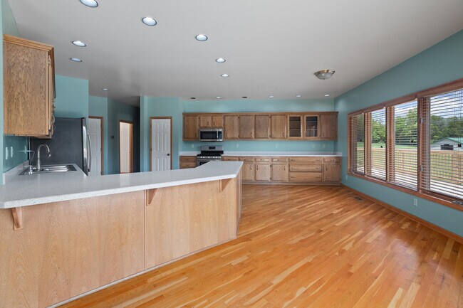 Building Photo - 1221 Hawthorne Ln