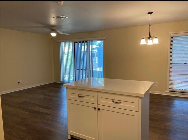 Building Photo - 909 Silber Rd