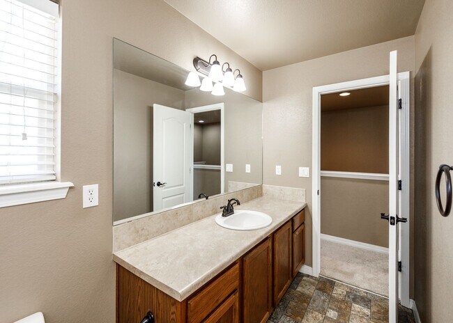 Building Photo - Westside 3 Bed Townhouse in Gold Hill Mesa