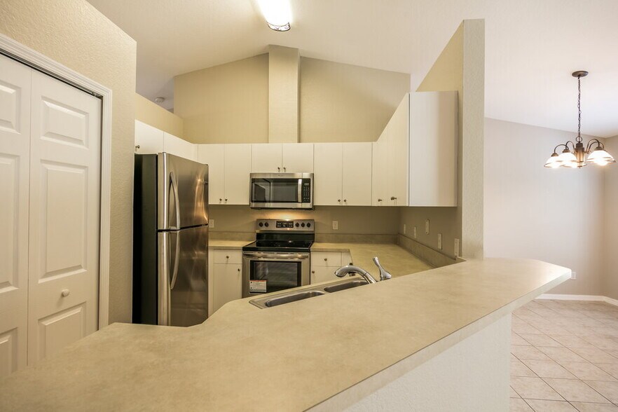 Building Photo - 4417 SW 7th Ave