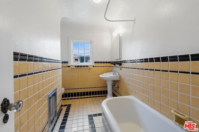 Building Photo - 366 S Crescent Heights Blvd