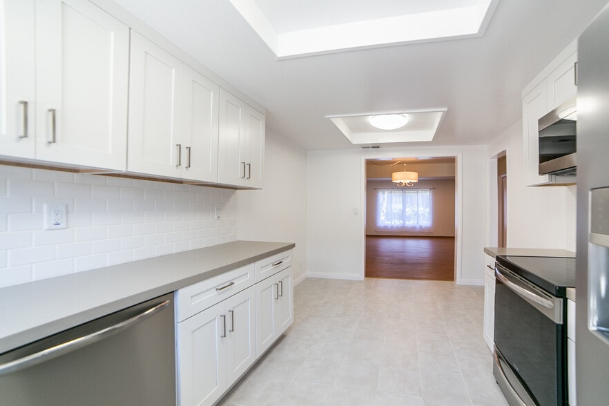 Primary Photo - 9743 Reseda Blvd #3